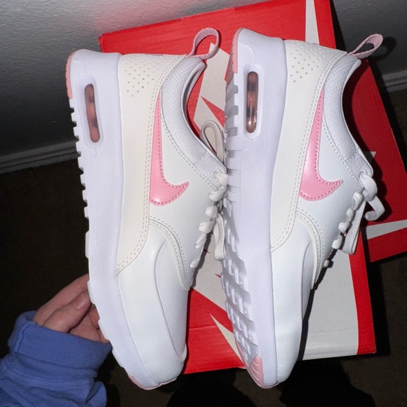 NEW Nike White and Pink Sneakers with Air Cushioning and Textured Sole - Picture 8 of 12